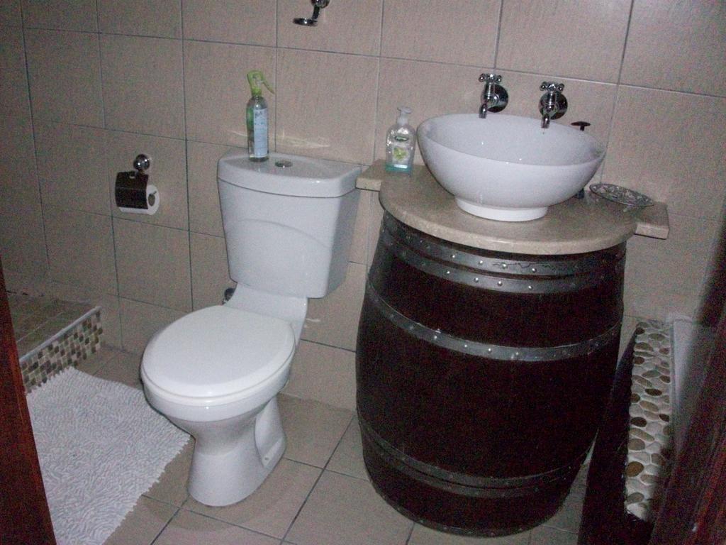 Bread And Barrel Guesthouse Bellville Cape Town Room photo